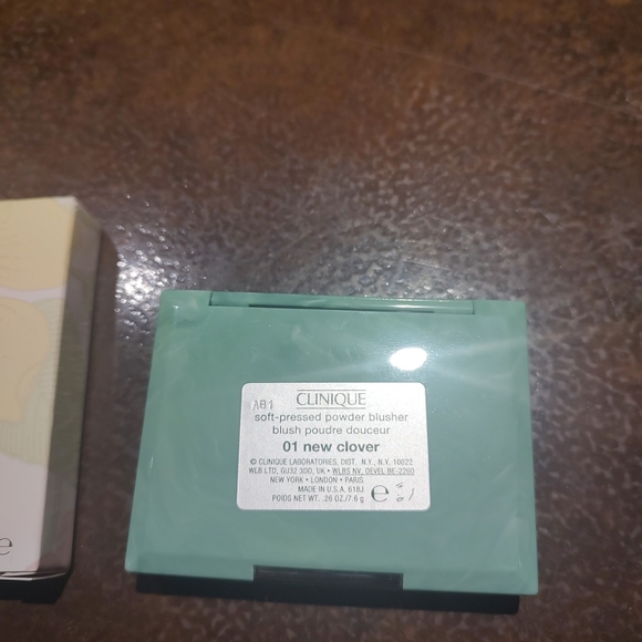 Clinique Soft-Pressed Powder Blusher in New Clover .26 oz Full Size New in Box - Picture 2 of 3